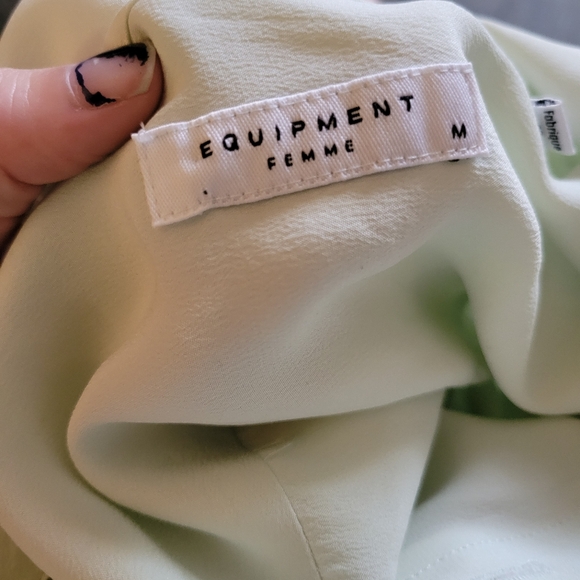 Equipment Silk Very Light Green Silk Button Down Coupe size M - Picture 6 of 6